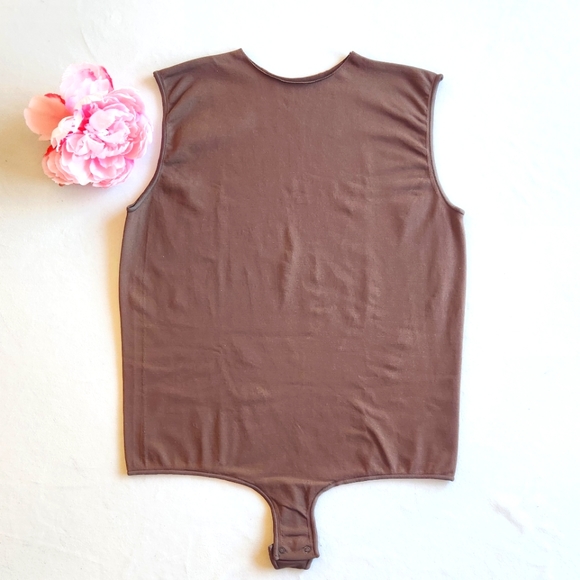 New SKIMS Essential Sleeveless Crewneck Cocoa Thong Bodysuit Women's Siz… - Picture 9 of 9